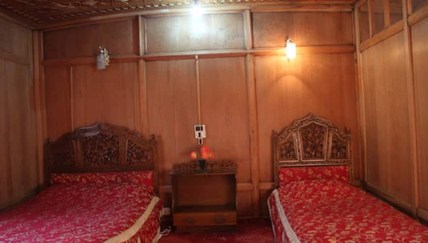 Young Good Luck Group of Houseboats, Srinagar 1